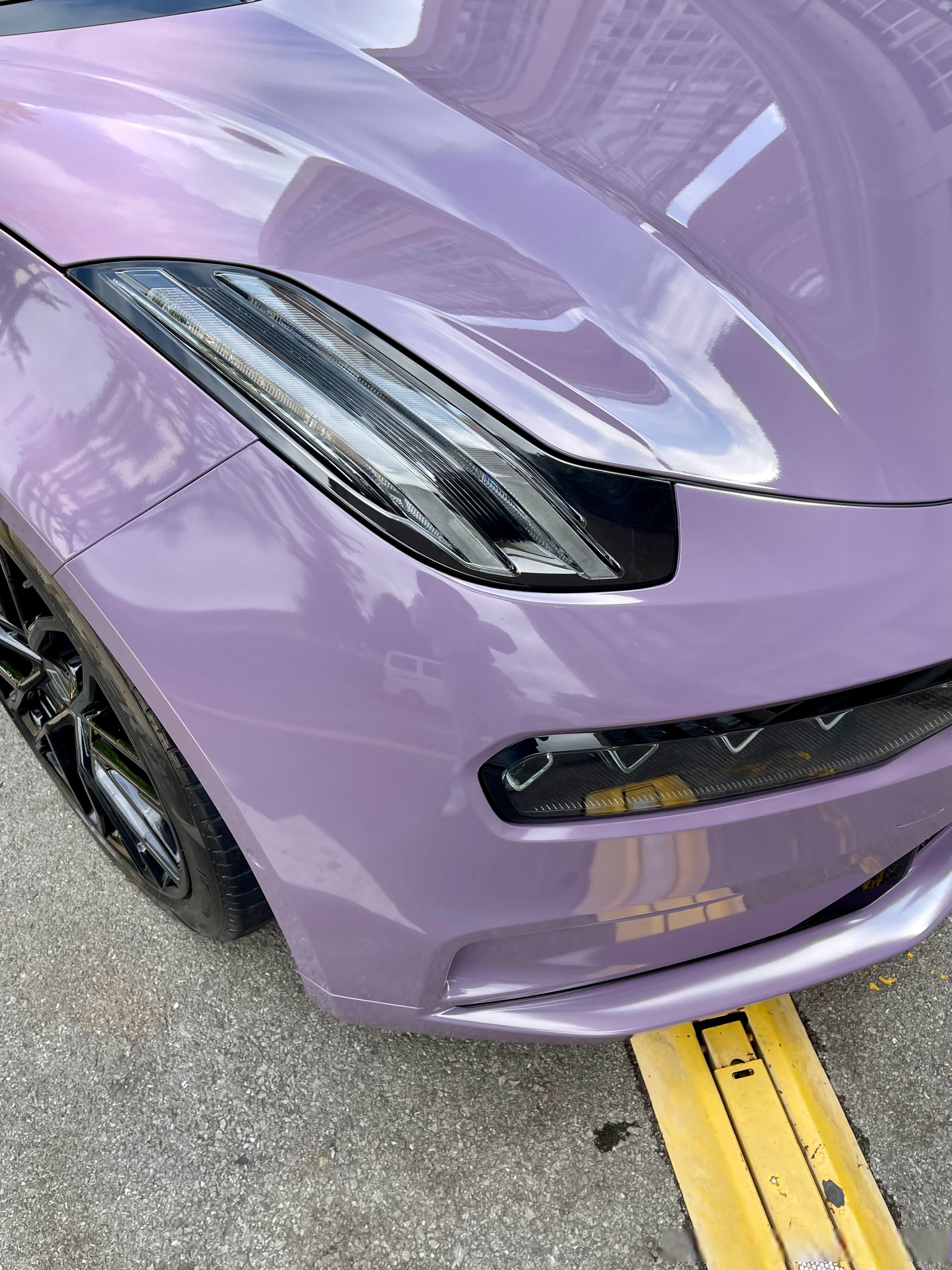 今天又是1台极氪001到店改色丁香紫,它是比较深又带点灰调的紫,和