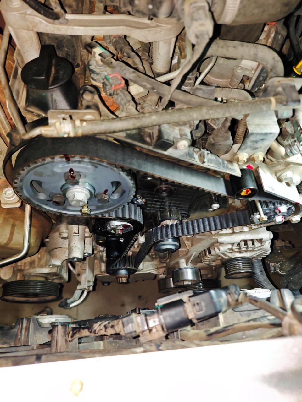 福田图雅诺更换正时皮带,这几个点就是正时标记,曲轴皮带轮也是有位置