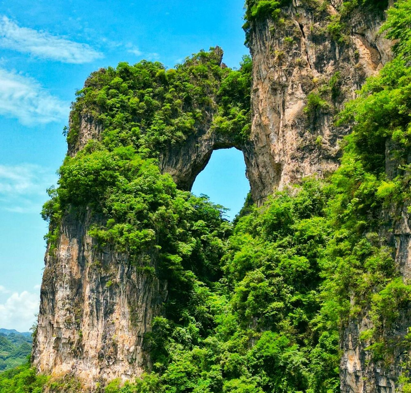 三峡神门景区简介 三峡神门景区位于湖北省宜昌市夷陵区黄花镇小峰河