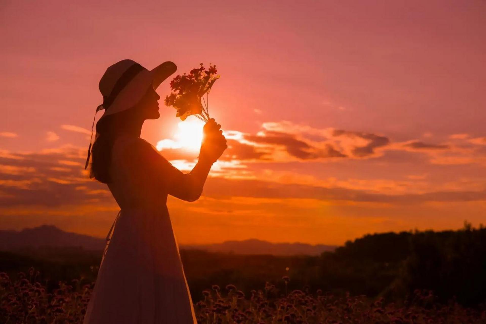 你羡慕我的自由,我羡慕你的约束; 你羡慕我的车,我羡慕你的房;你羡慕