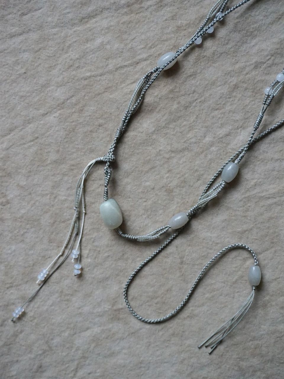 寒磬 | 孤品一條 很油润的一颗浅灰色玛瑙 不知道能不能找到近似的