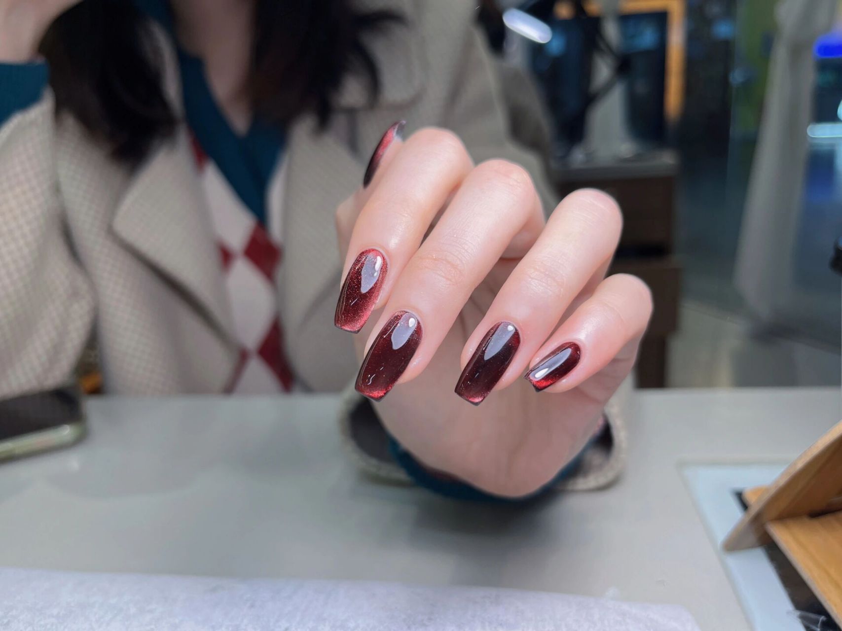 做了2023小红书最火的红宝石美甲9799 红宝石美甲,灯光下太美了!