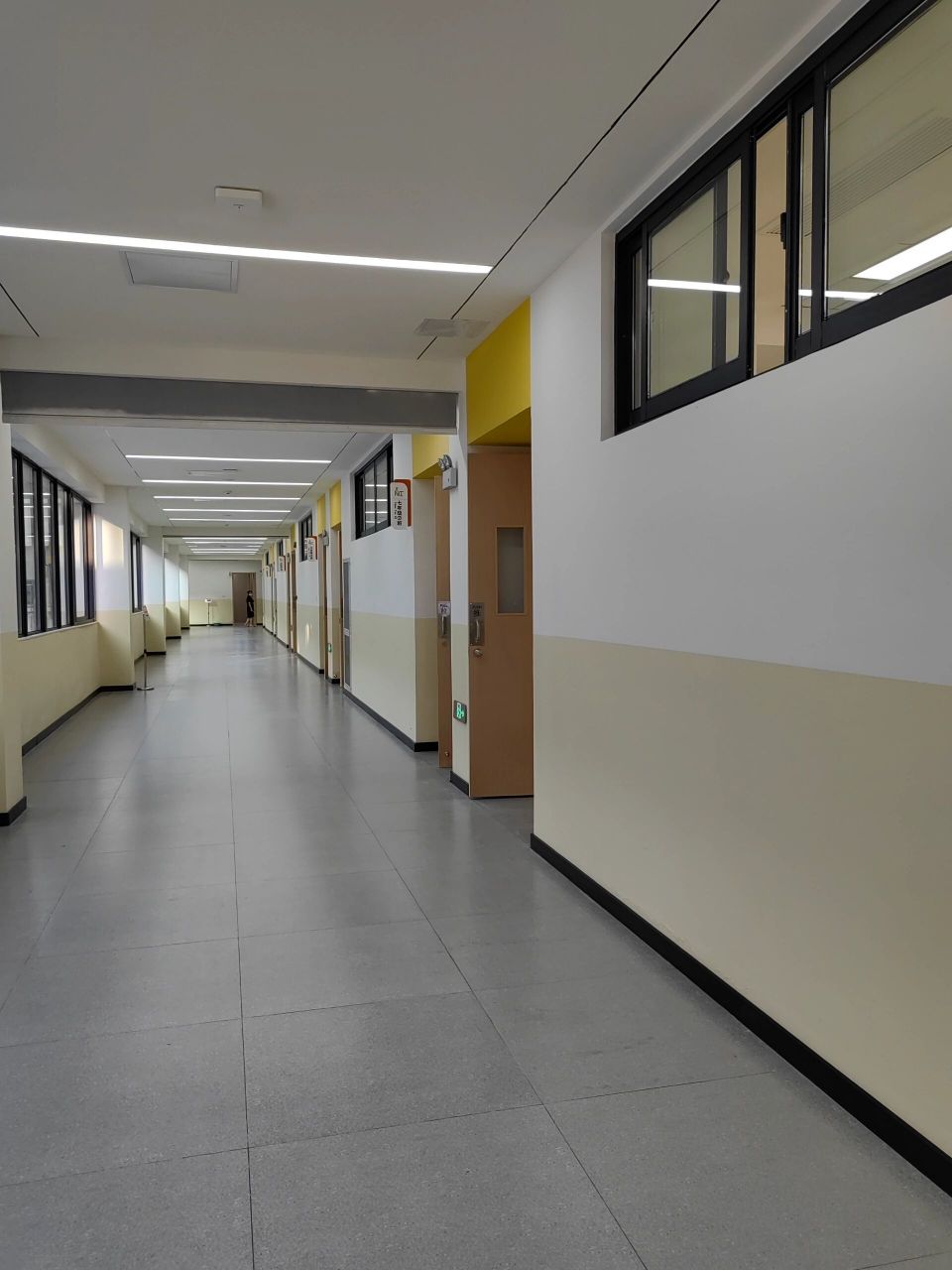 我们是曲江第三初级中学首届学生啦 孩子入学第三天 上课第二天 悬了