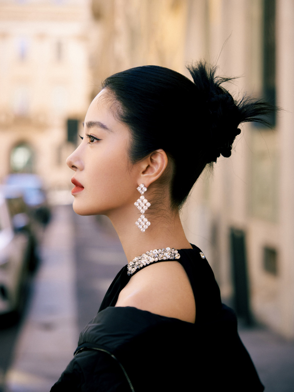 杨采钰米兰街拍大片:红唇黑裙,法式格调满满,明艳大气迷人.