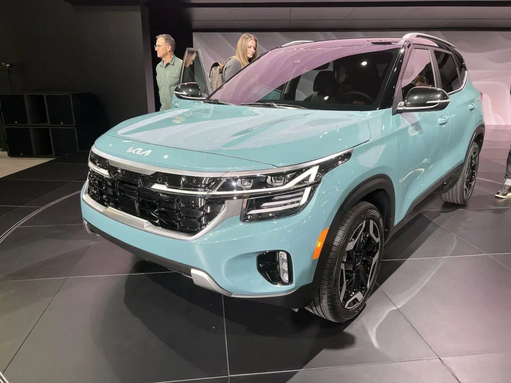 起亚傲跑更名赛图斯#】4月3日,起亚公布旗下小型suv——起亚seltos