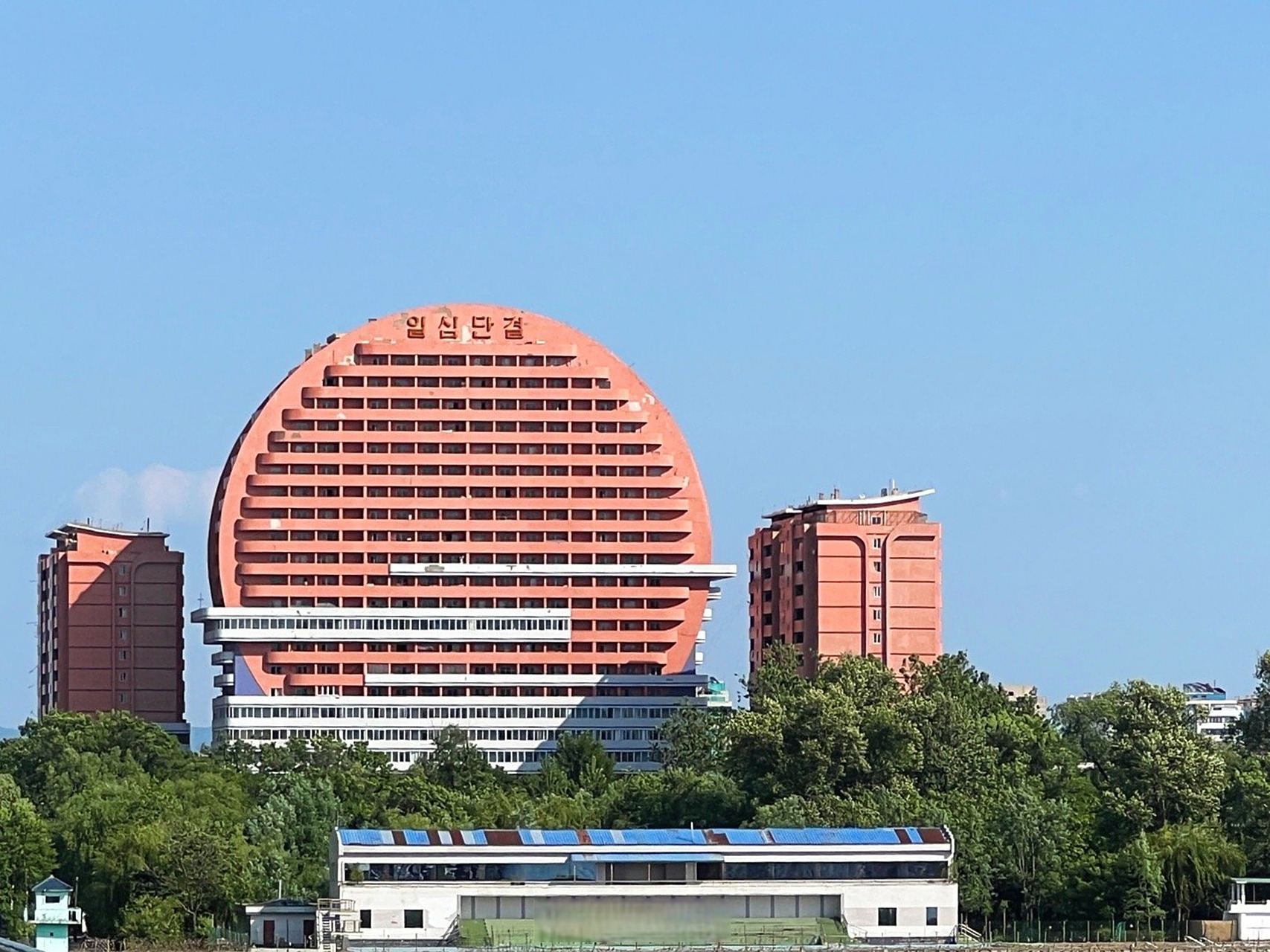 生活点滴#鸭绿江边朝鲜新义州这栋造型像太阳的建筑,据说叫"一心团结