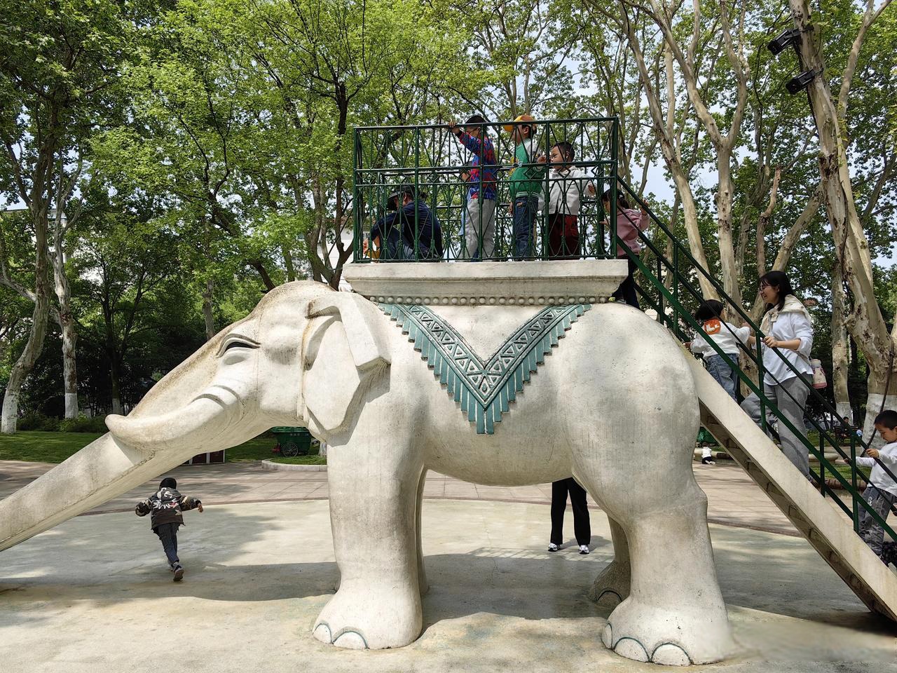 欢迎分享春天美景照片春天里的合肥逍遥津公园白象滑梯,据说是几代