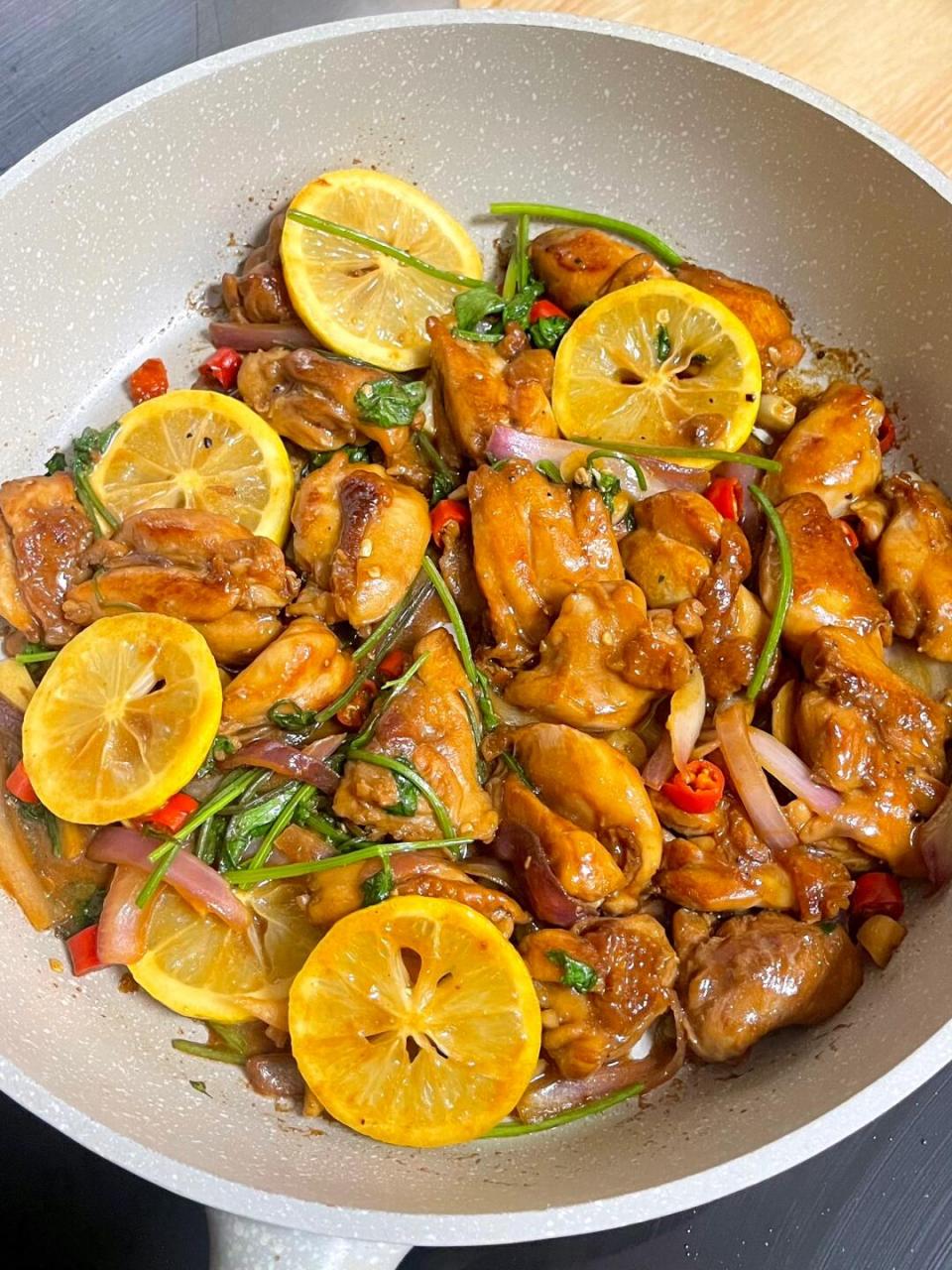 鲜嫩多汁的鸡腿肉夹杂着柠檬的清香 简直清新爽口!