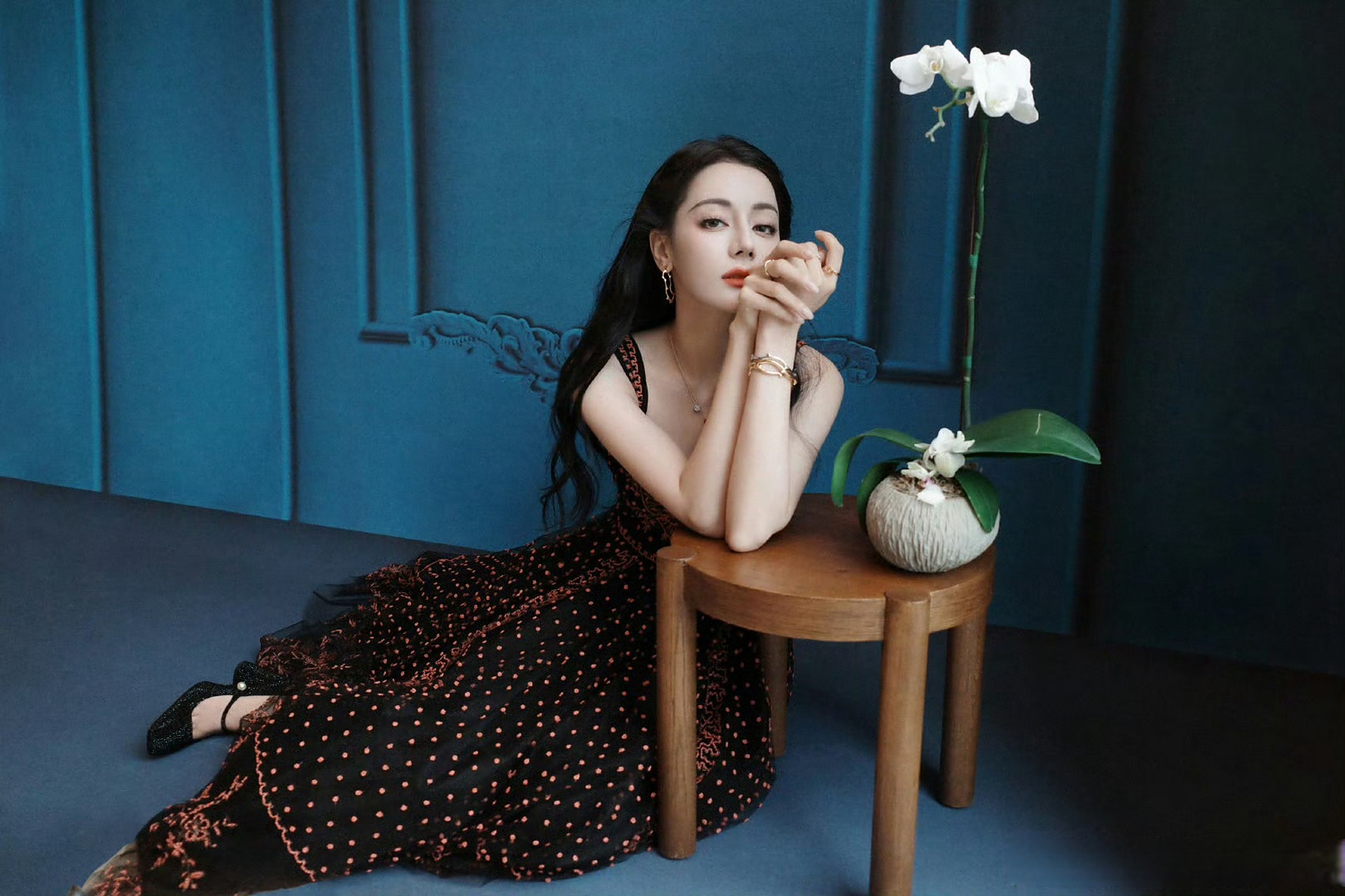 迪丽热巴红色刺绣吊带裙#dear-迪丽热巴 今日线下活动造型释出～红色