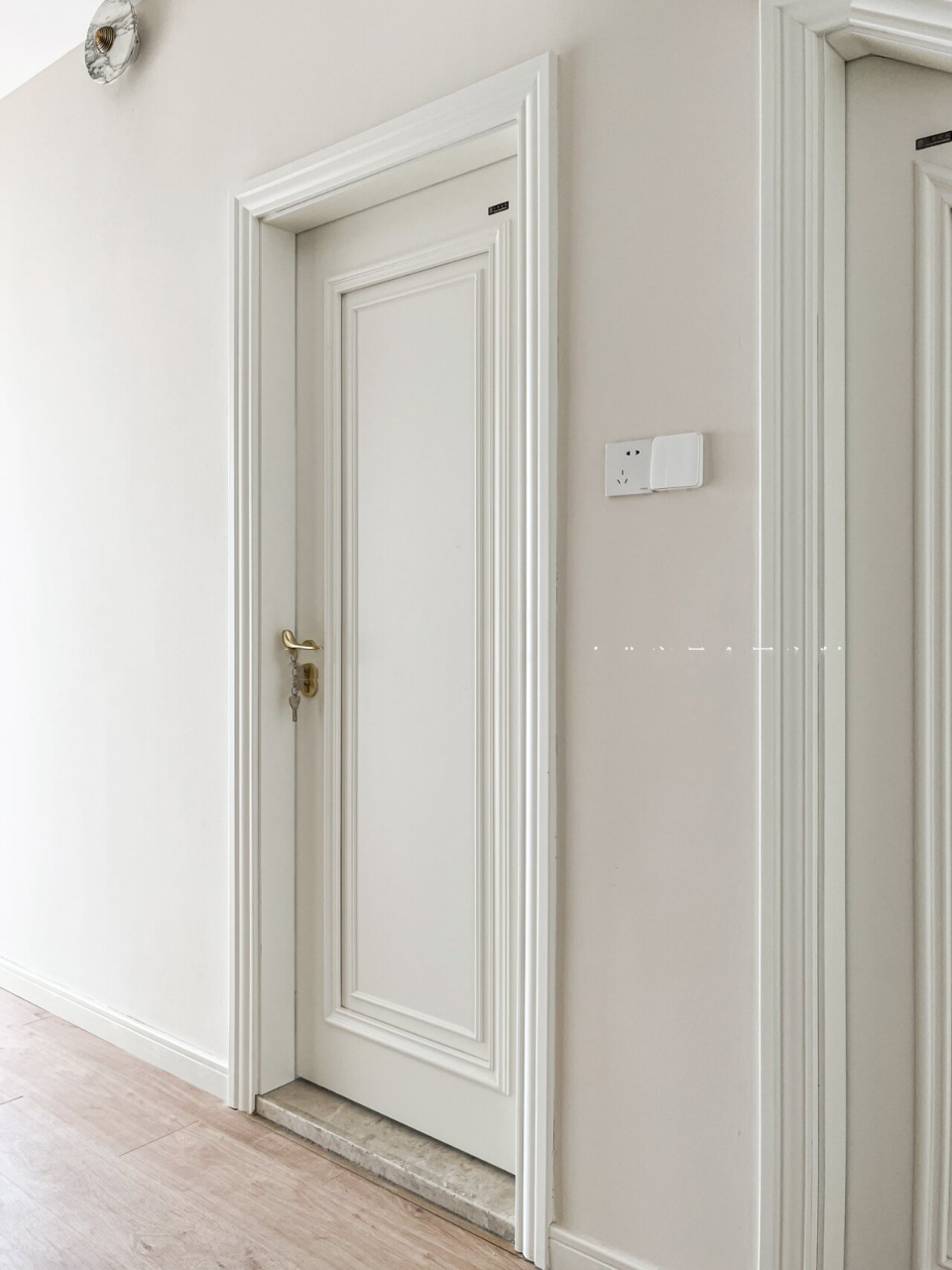 金色把手搭配奶油灰色房门,真的很好看! 利落的线条轻奢风满满!