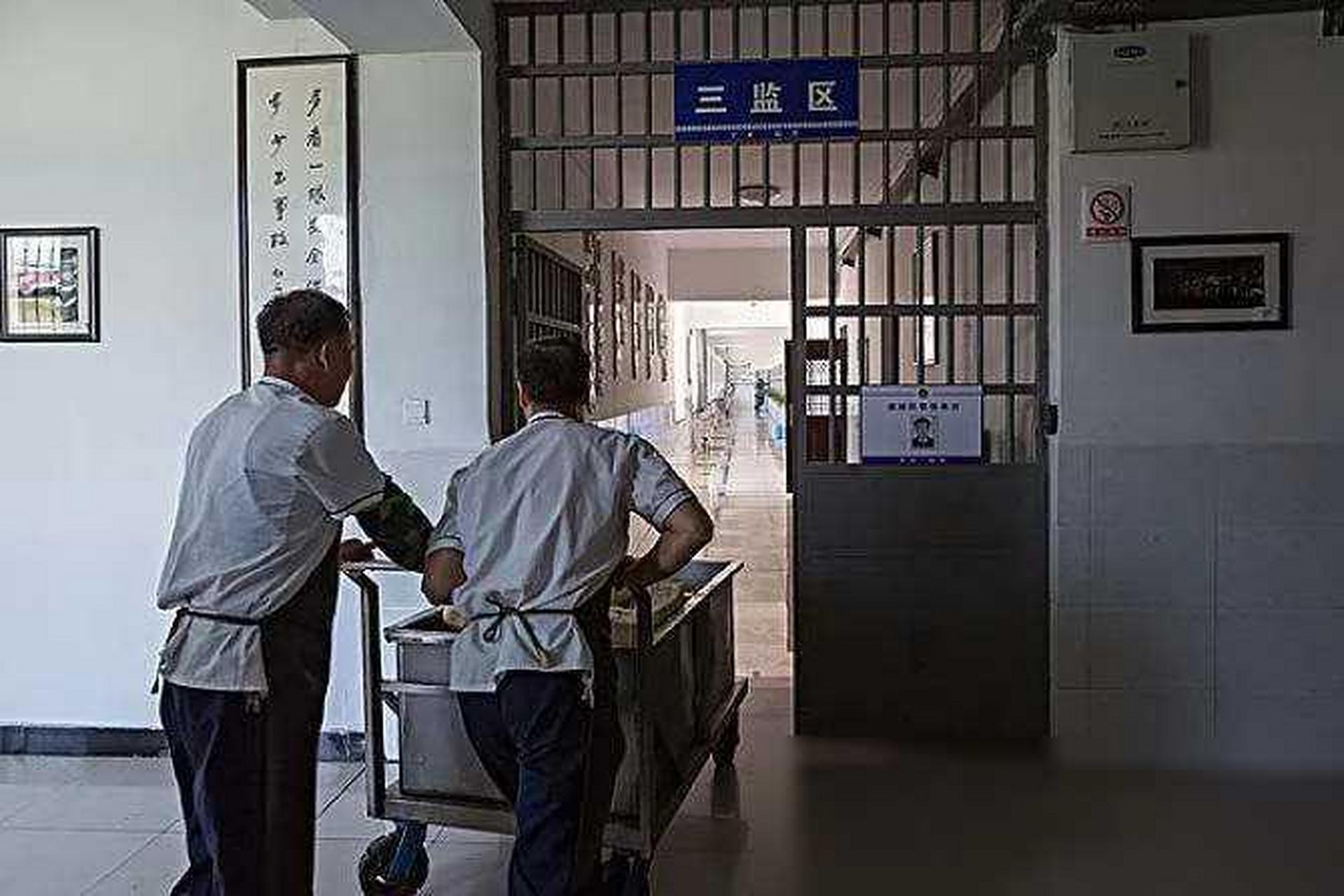被看守所开除的打饭人老王,为了私利,胆大妄为.