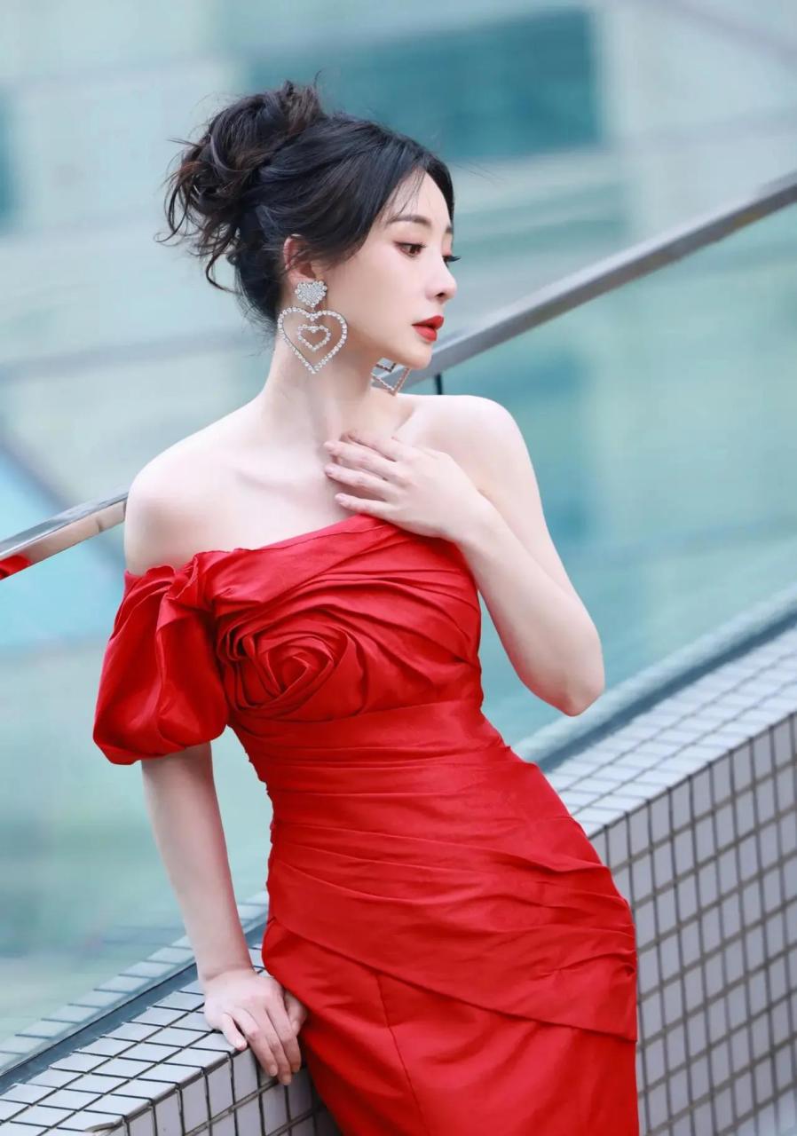 柳岩出席湾区升明月 一袭复古红色包臀晚礼服惊艳全场!