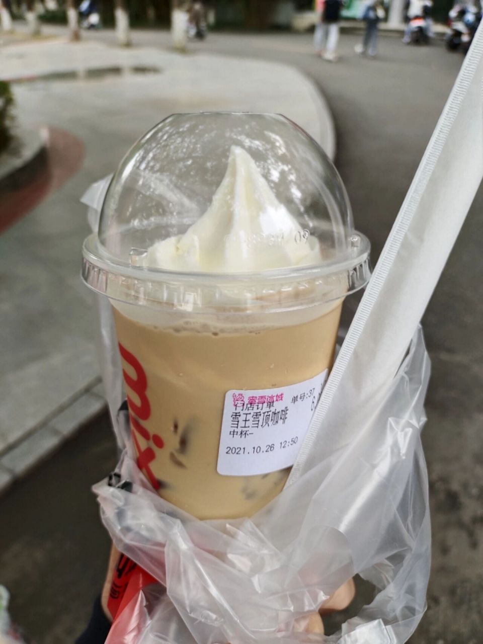 雪王雪顶咖啡 之前一直看到网友们说这款咖啡很好喝,今天我们这里的雪