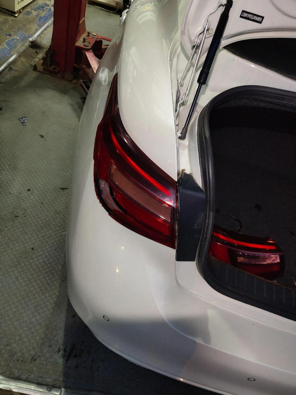 尼桑英菲尼迪q50l后尾灯拆装.