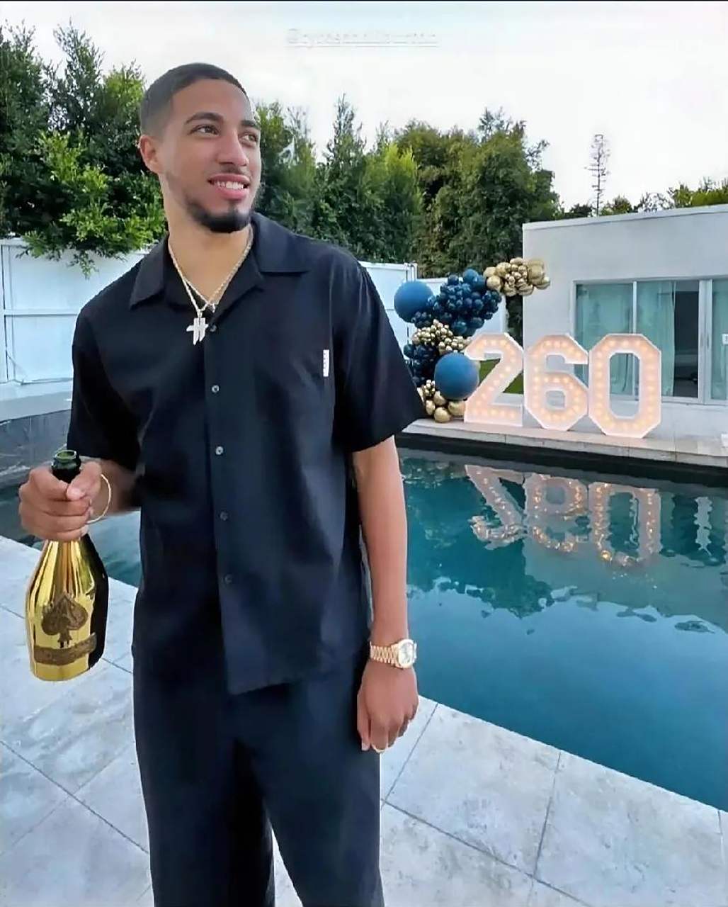 23岁的步行者队当家球星 泰瑞斯·哈利伯顿社交平台连线好兄弟梅威瑟