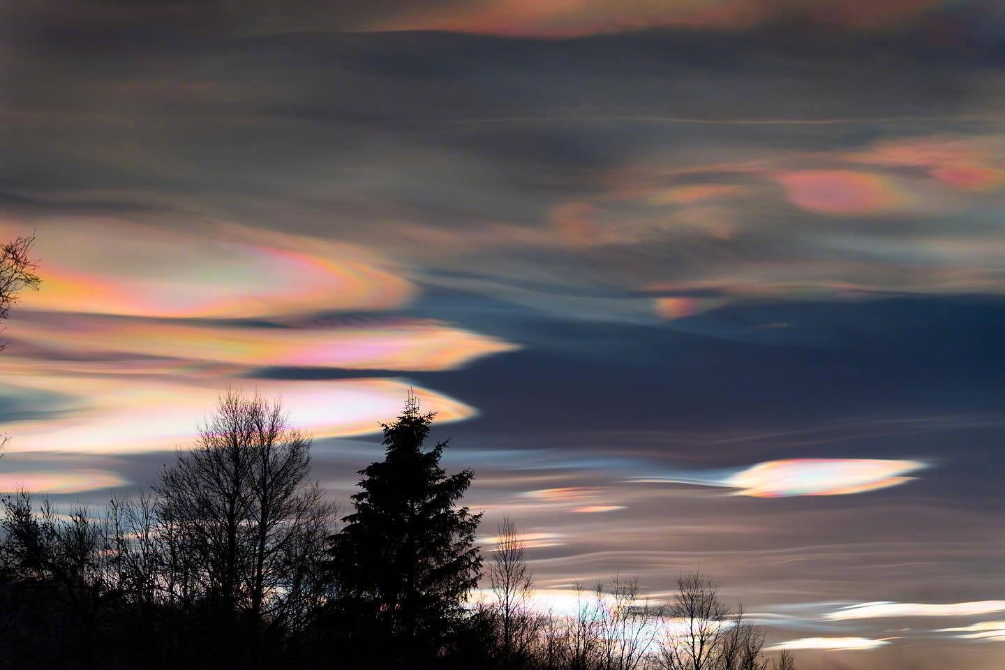 珠母云多出现在冬季的极低地区,云体具有珍珠般光泽,透光如卷云