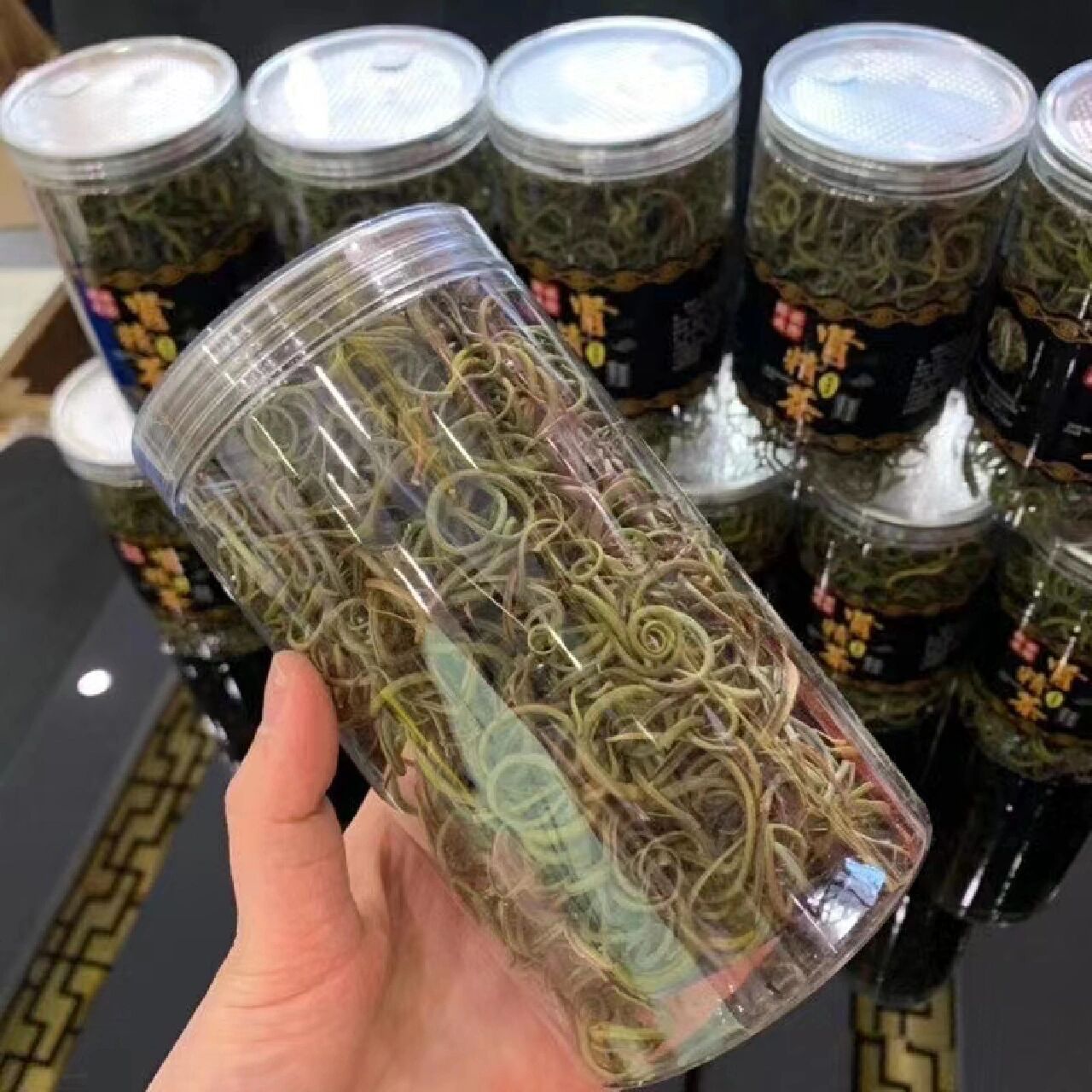 肾精茶    肾精茶有强肾,利尿的功效,对于肾结石,慢性肾炎,前列腺炎等