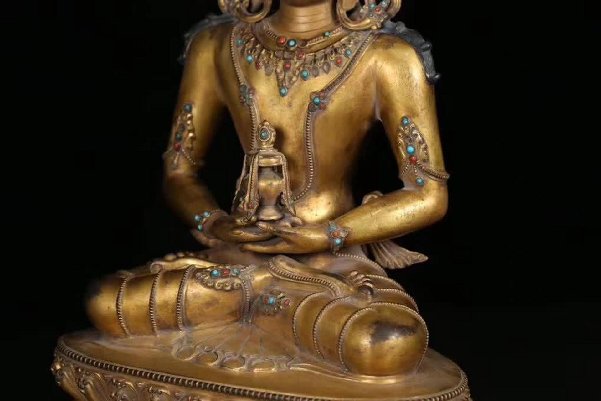 清代藏传铜鎏金《长寿佛》坐像以其独特的艺术魅力与深厚的宗教文化