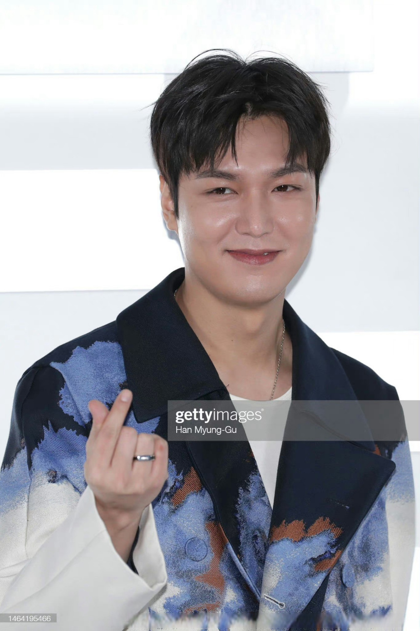 韩国空气酵母真的是名不虚传啊,众多男星频频中招发腮,连李敏镐也没有