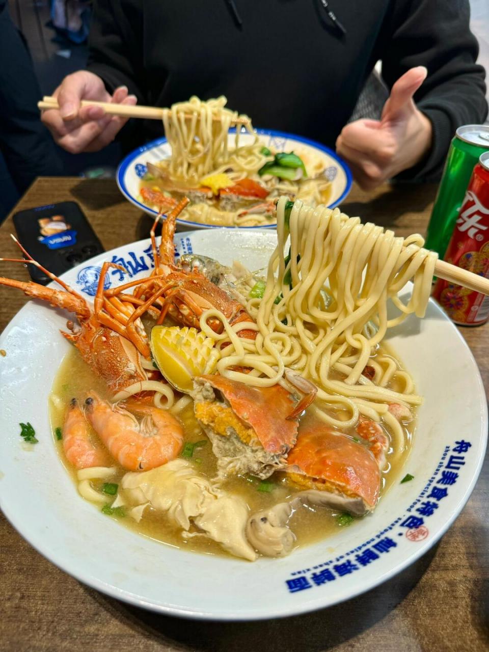 好久没吃到这么好吃的海鲜面了! 料比面还多的那种01!鲜掉眉毛!