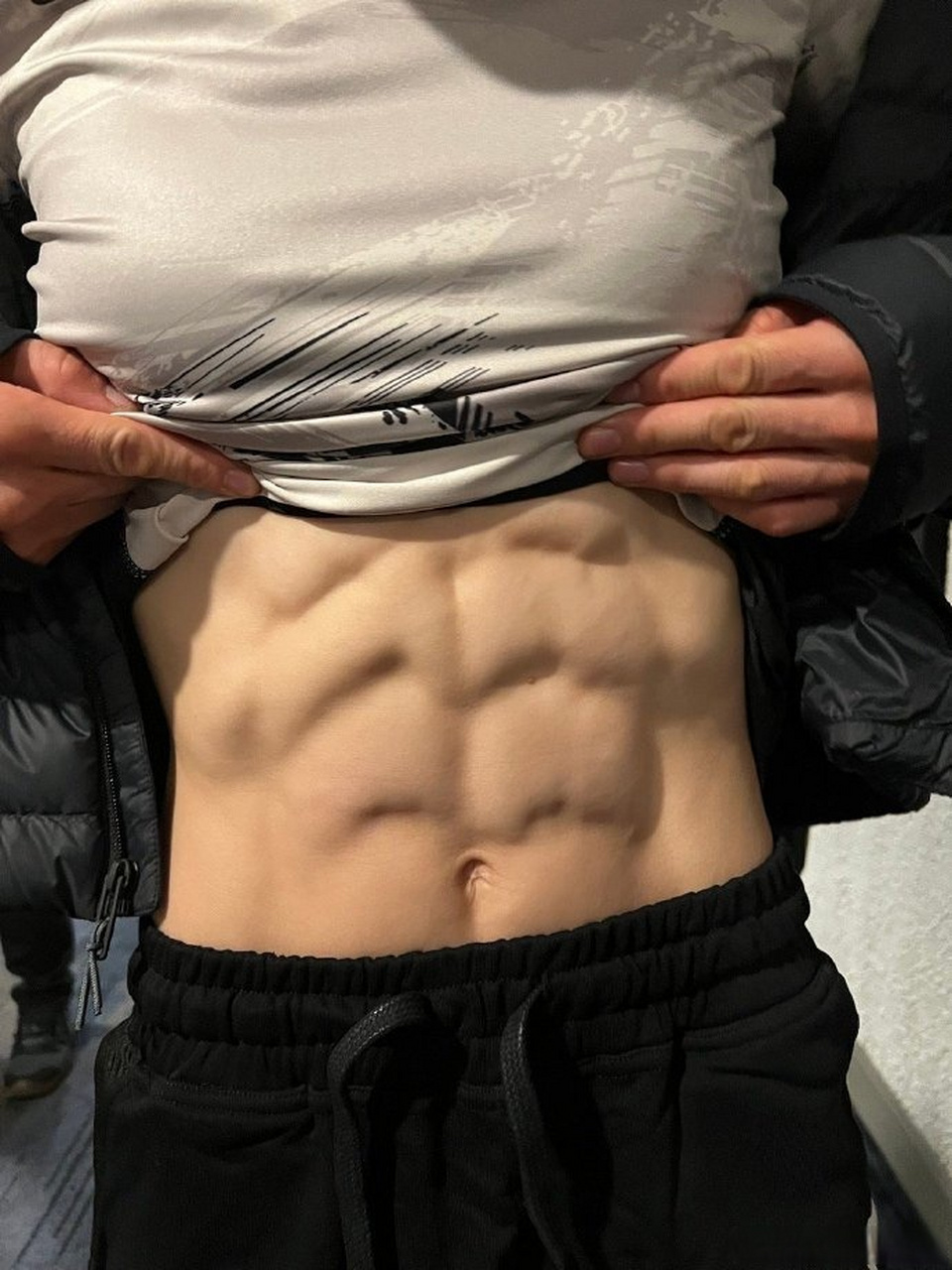 张伟丽秀8块腹肌#  @张伟丽mma 发微博秀八块腹肌:炫腹时刻,体重过了