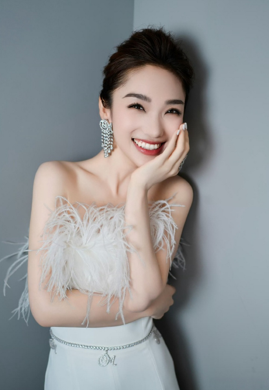 蓝羽回应主持tfboys演唱会,将蛋糕倒塌的意外说成完美,救场能力太让人