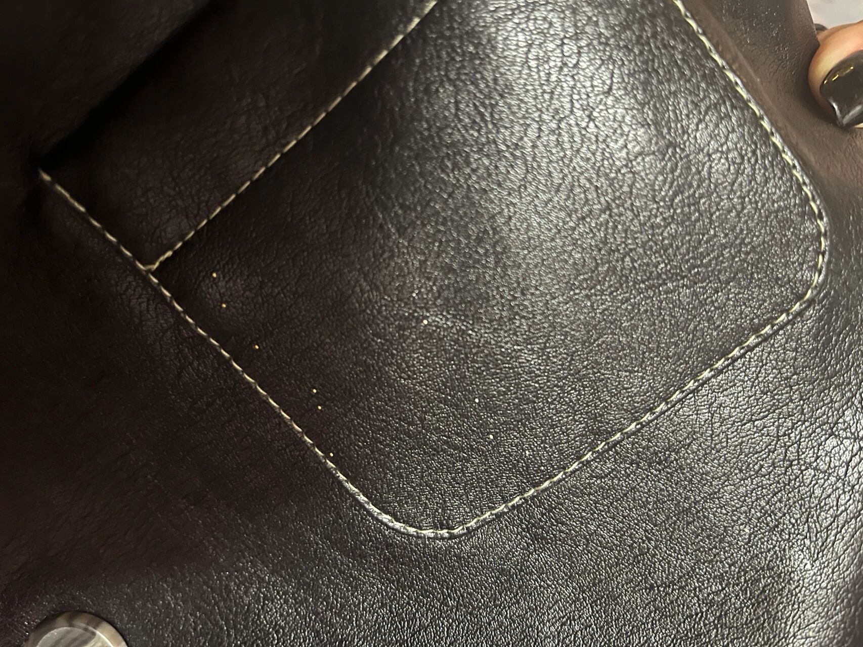 衣服上黄色点点是什么呀 衣服挂在宿舍床上没几天,今天穿发现上面有