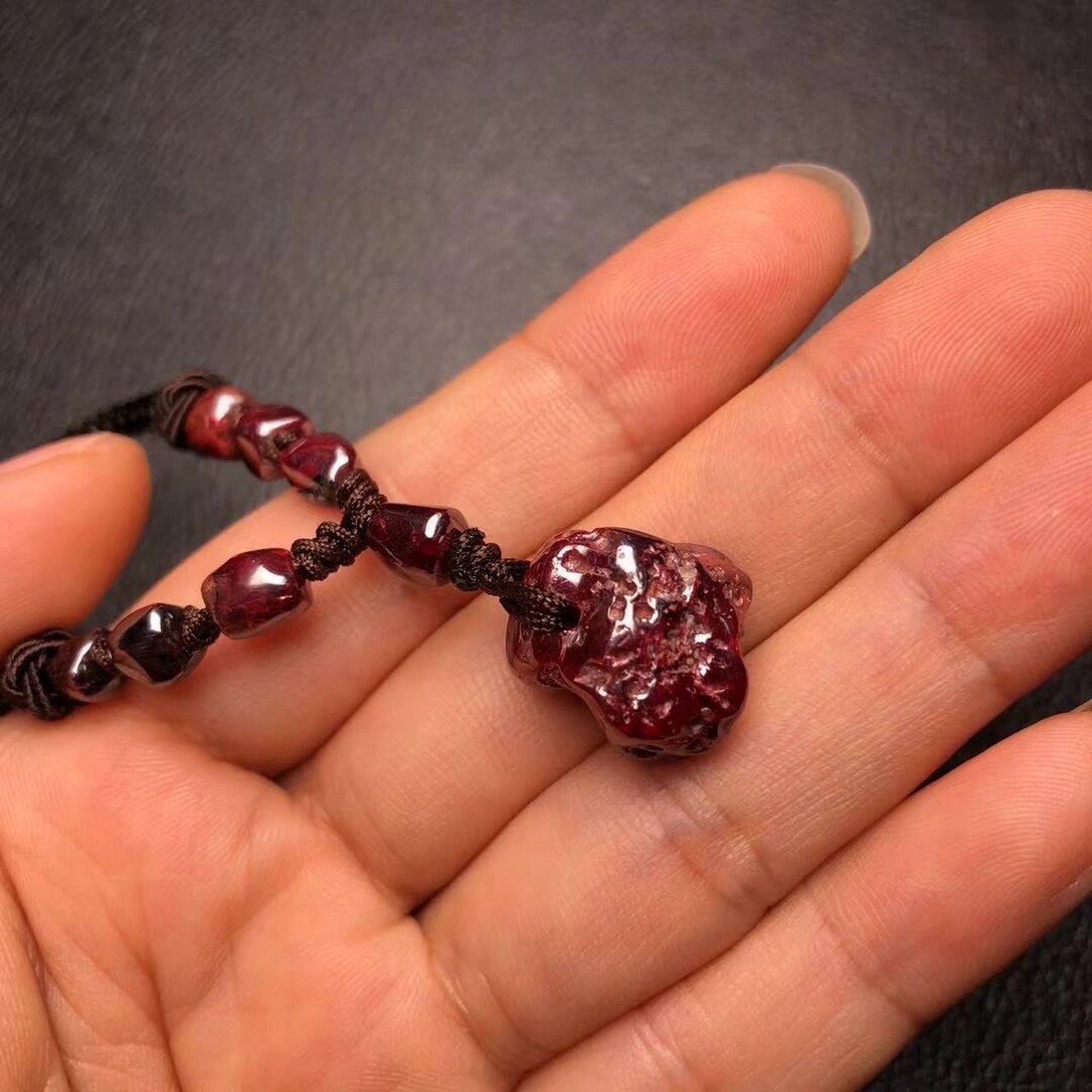 天然朱砂原石 天然朱砂原石晶体吊坠超透 规格:17*14*11mm 克重:16.8g