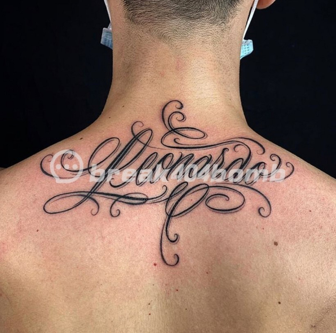 超帅的后背纹身花体字纹身 简约大气 [馋嘴]花体字是纹身比较经典的