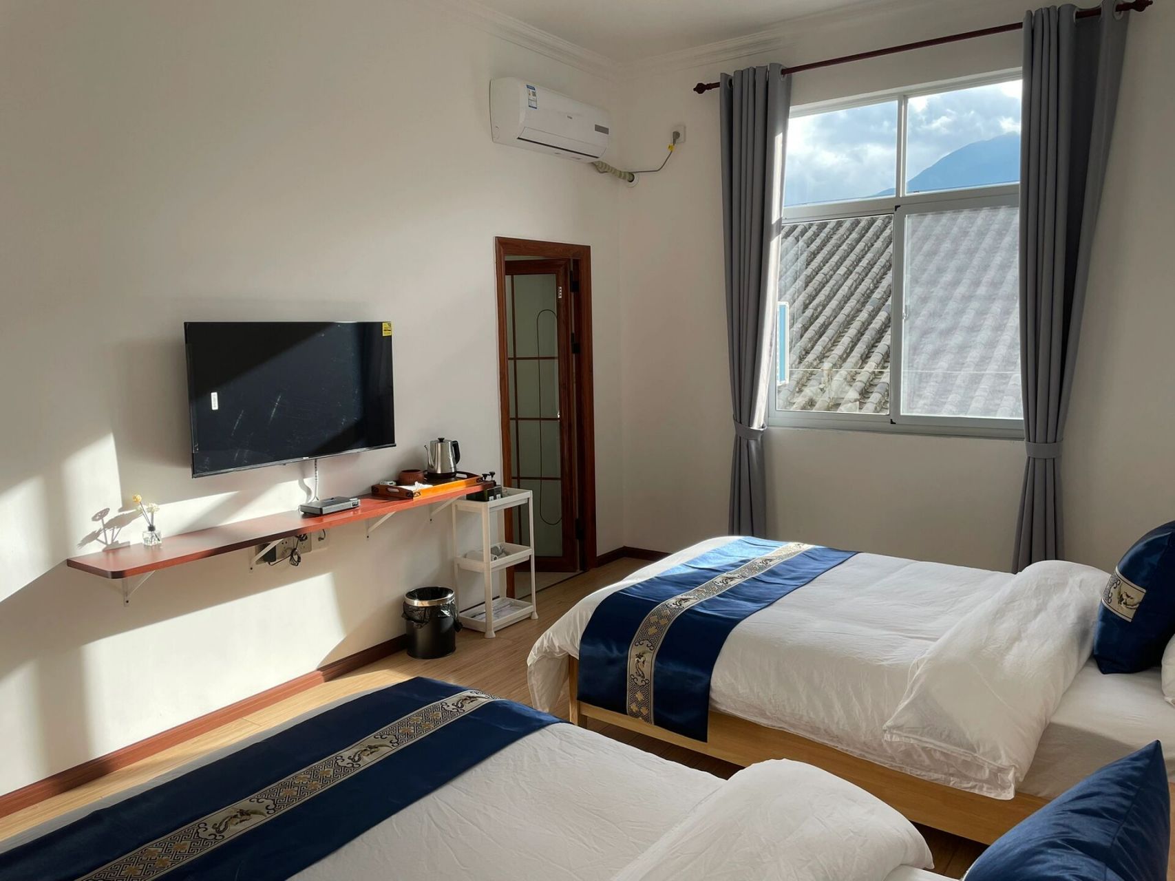 大理喜洲古镇民宿推荐 家庭双床房套间3～4人入住 阳光充足 在房间里