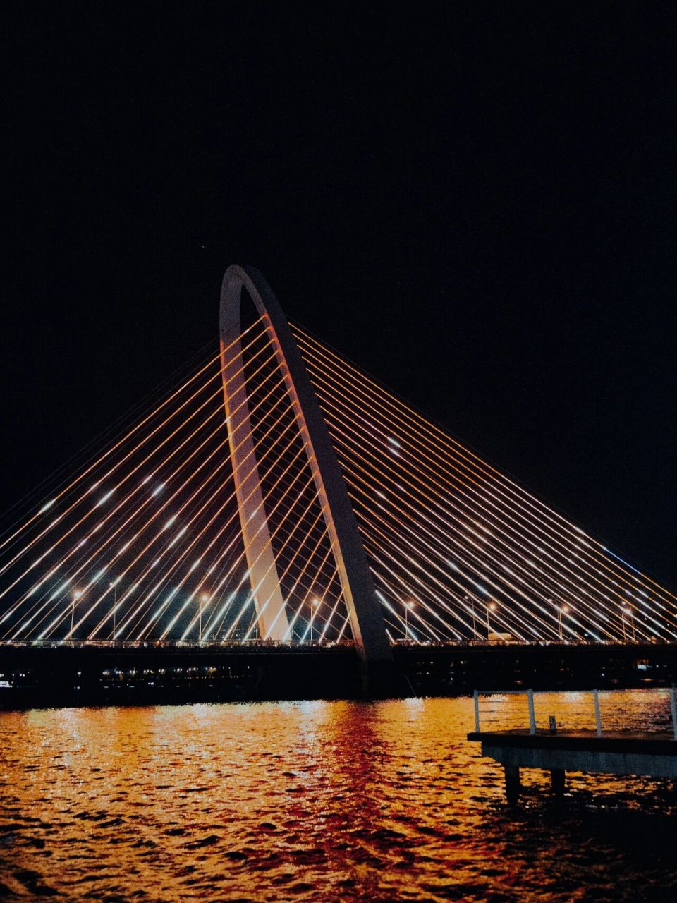 浐灞 | 西安有了"后海"日落93值得一去 宽阔的河面,往来的彩色灯光