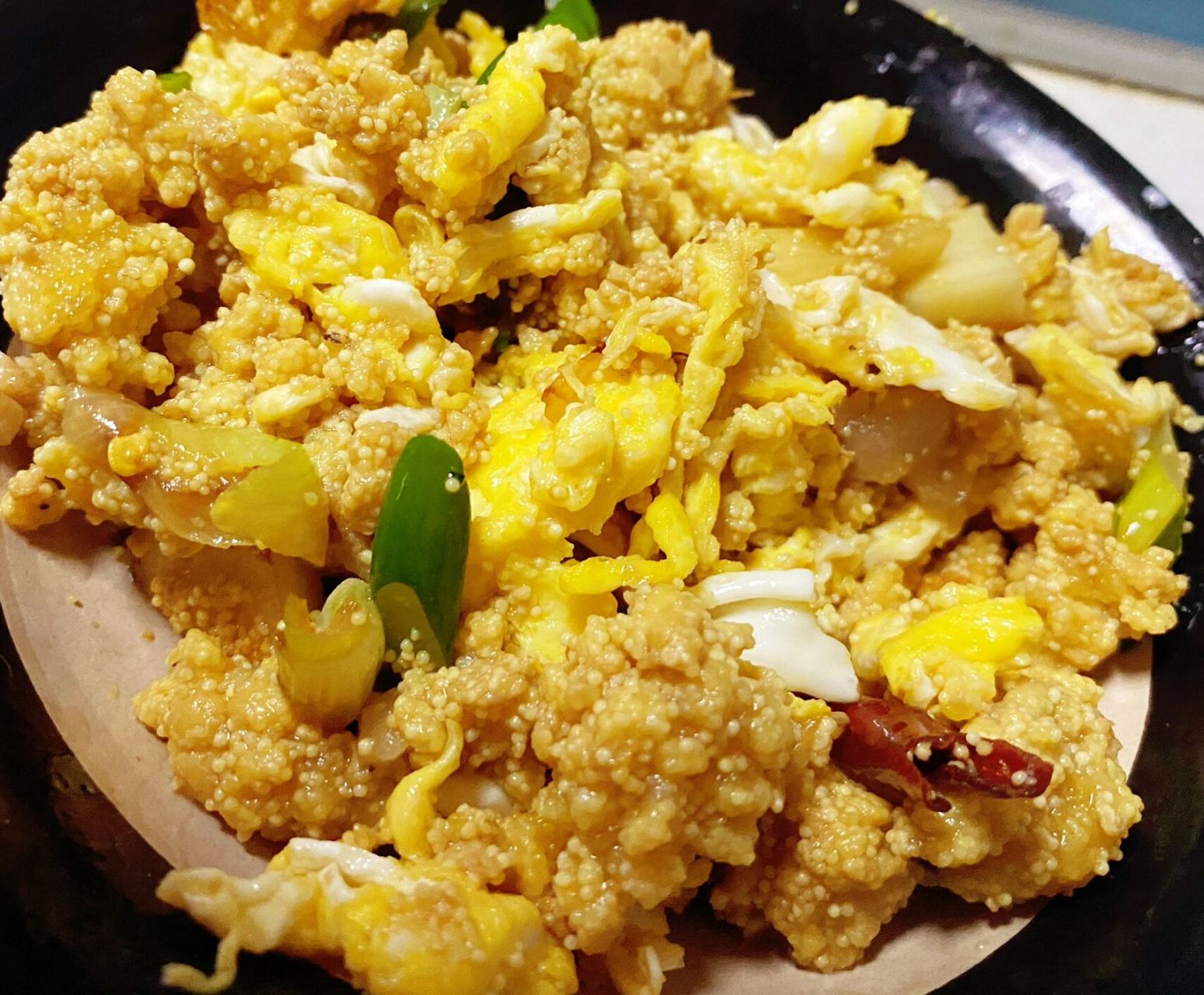 鱼子炒鸡蛋 把鱼籽用料酒,生抽腌一下,最好用笨鸡蛋或者用黄天鹅炒