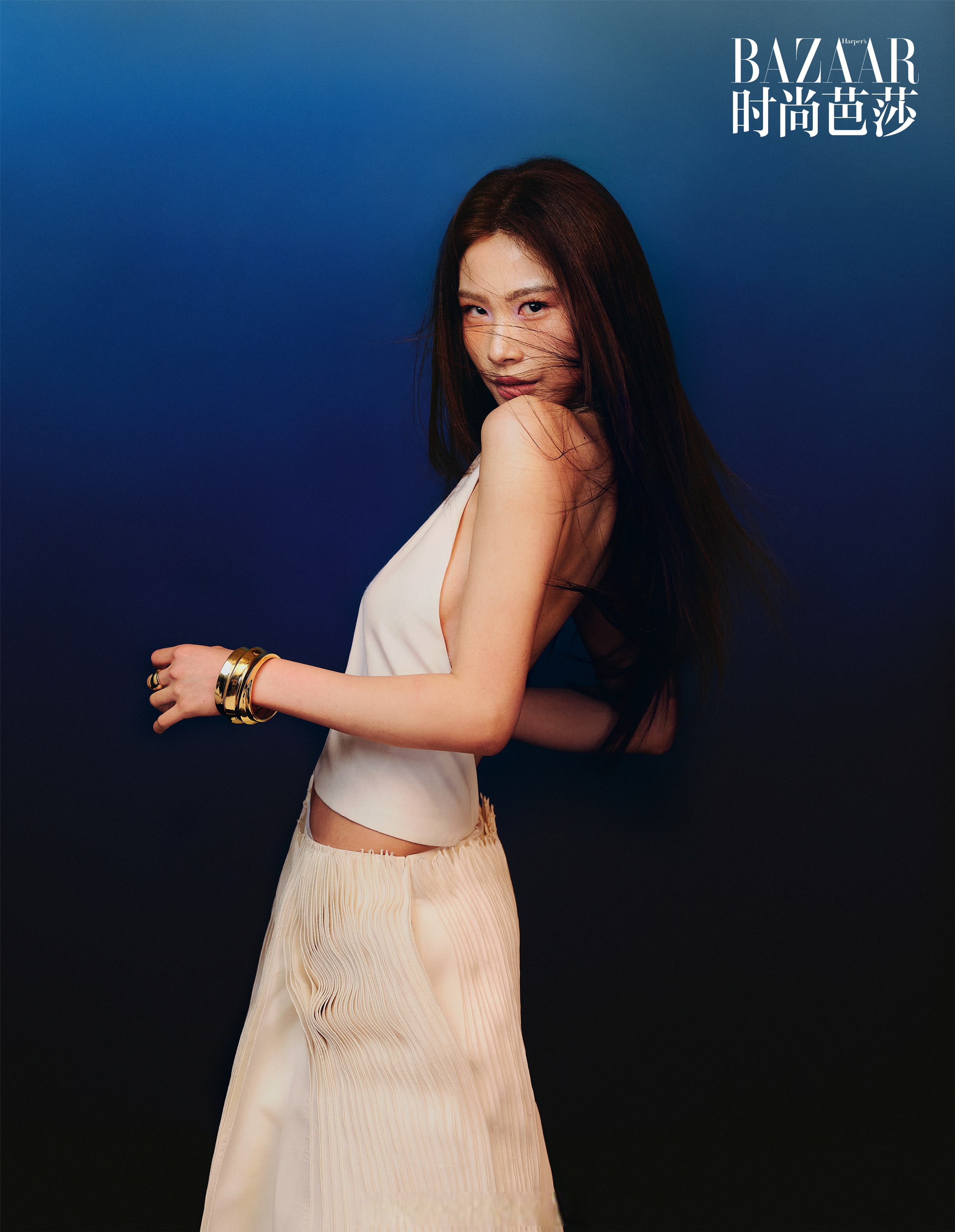 新人歌手安燊的首张 ep「red&blue(红与蓝)」正式上线,这是一幅关于