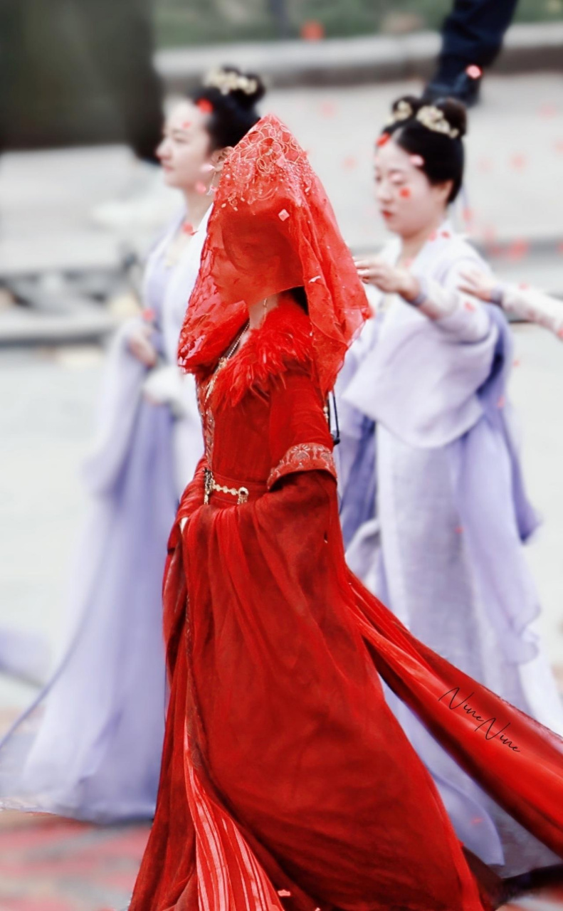 白鹿|古装红色嫁衣造型,翩若惊鸿,身姿窈窕,遥遥望一眼就让人心动!