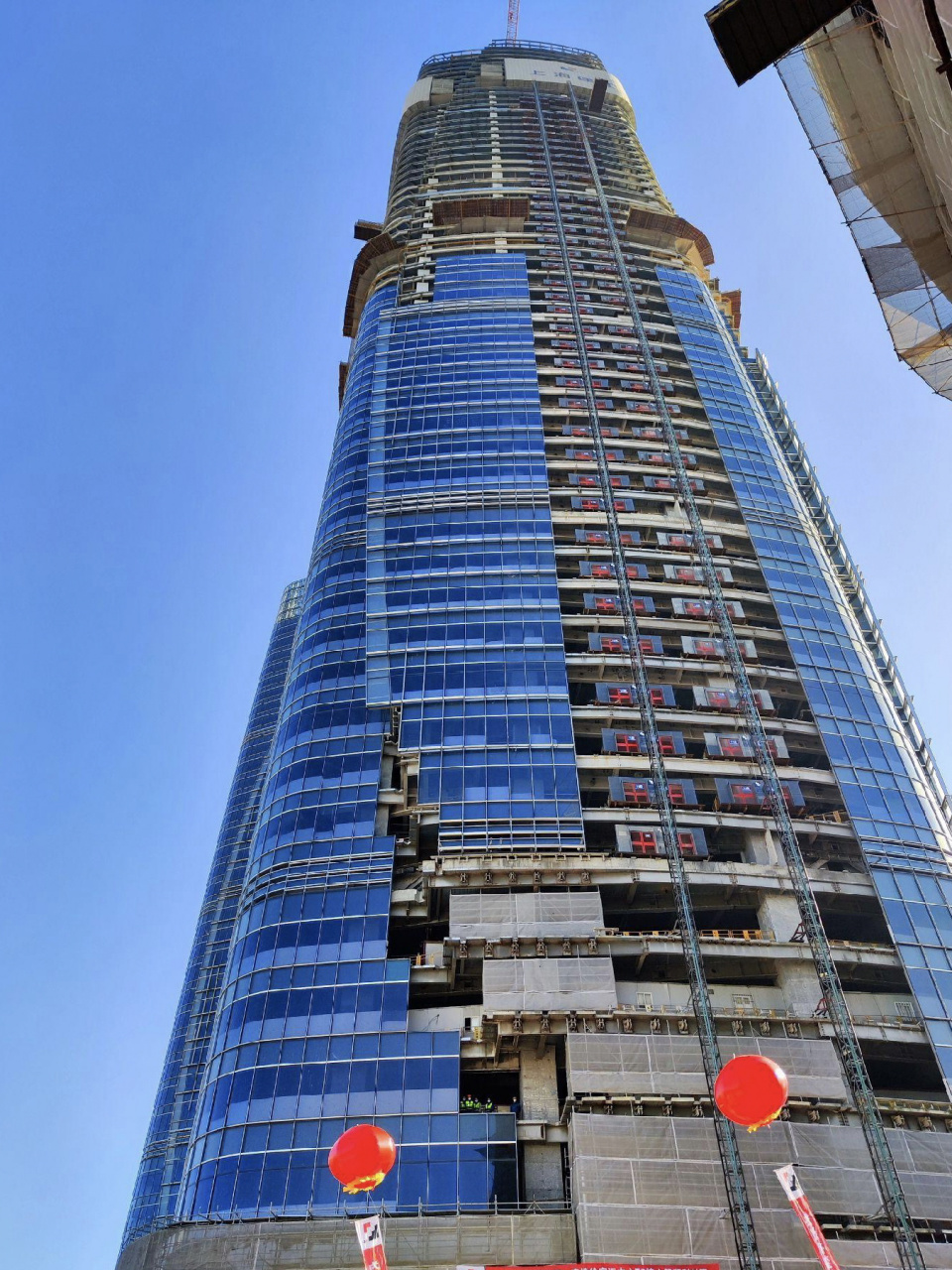 上海浦西在建最高楼——高370米的徐家汇中心t2塔楼核心筒12月20日