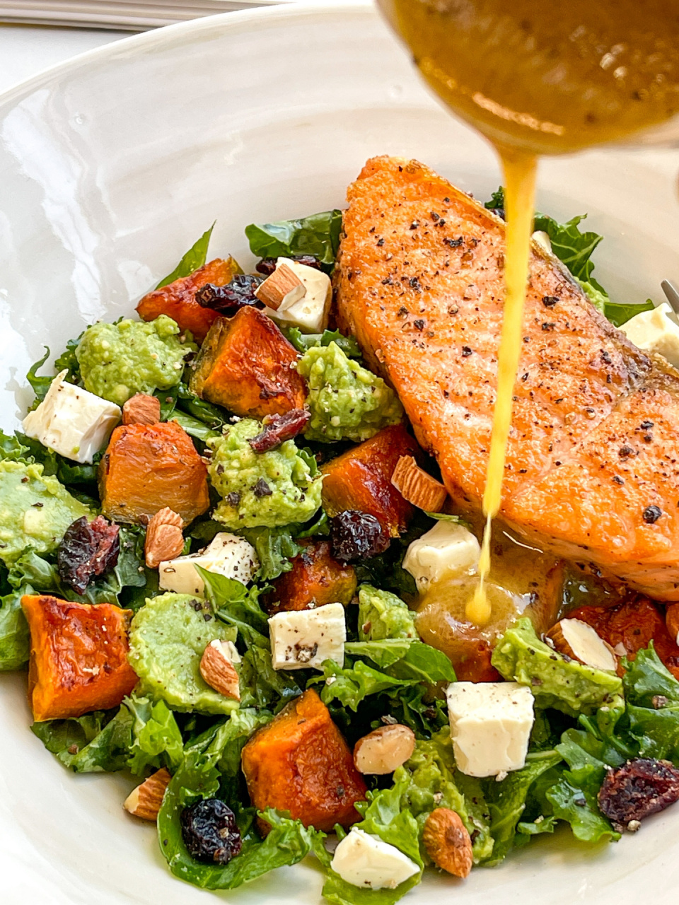 01牛肉能量碗和煎三文鱼牛油果沙拉是wagas我很喜欢的两款沙拉