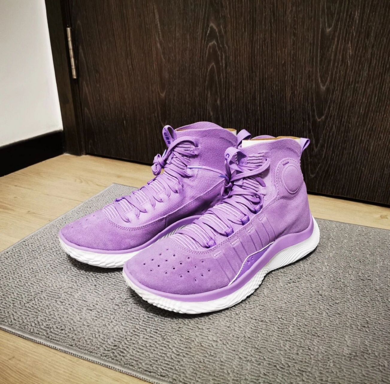 库里4紫色到手 生日荧光也好好看 太快乐了呜呜呜