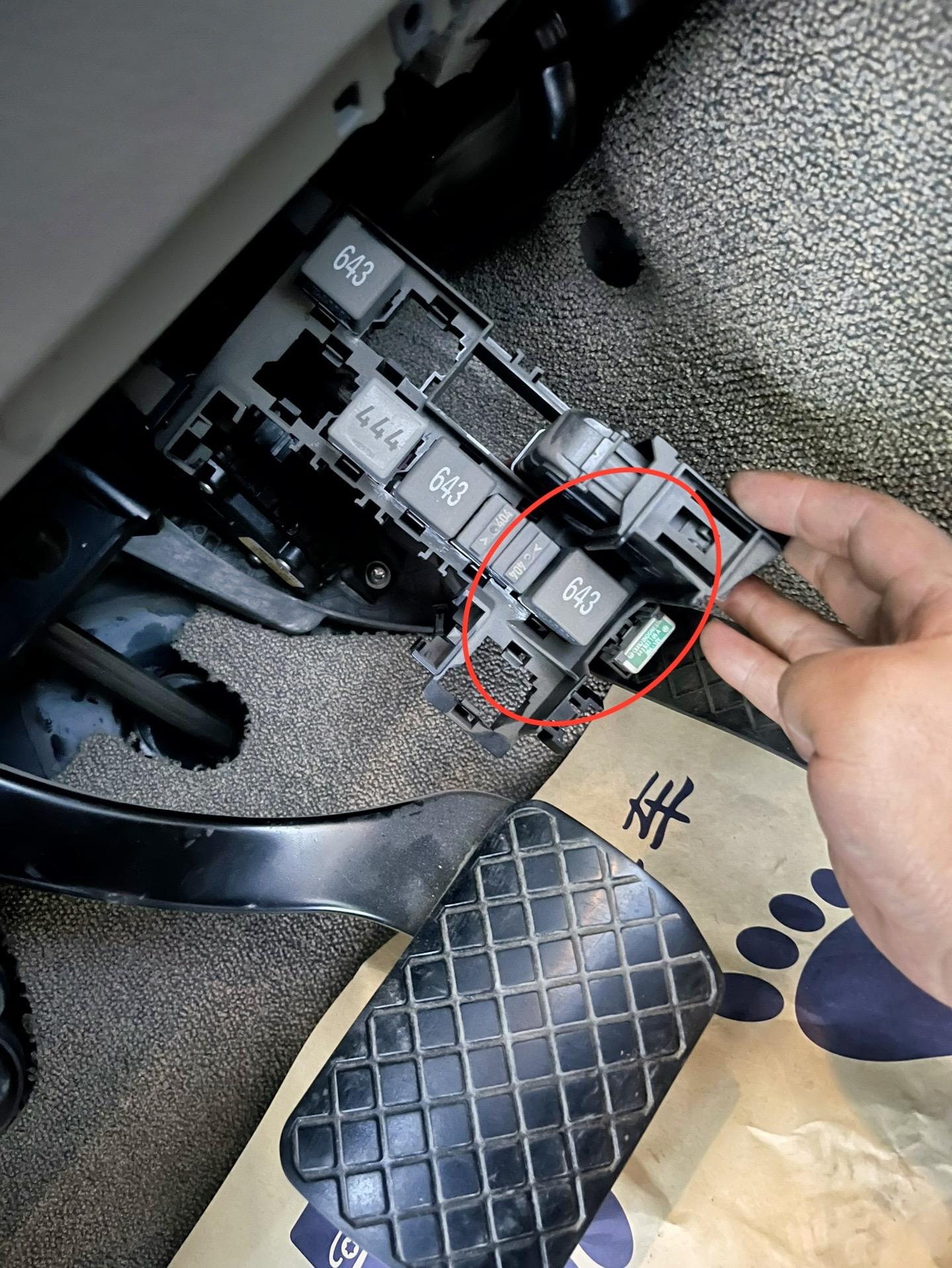 和胎压灯点亮,故障码报自适应悬架阀机械故障,直接更换打气泵和继电器