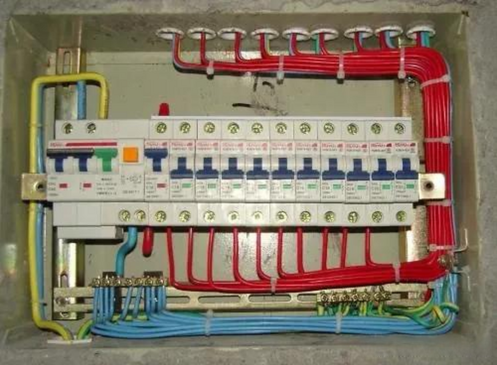 家居配电箱电源进线总开关,一般采用隔离开关,而不是断路器.