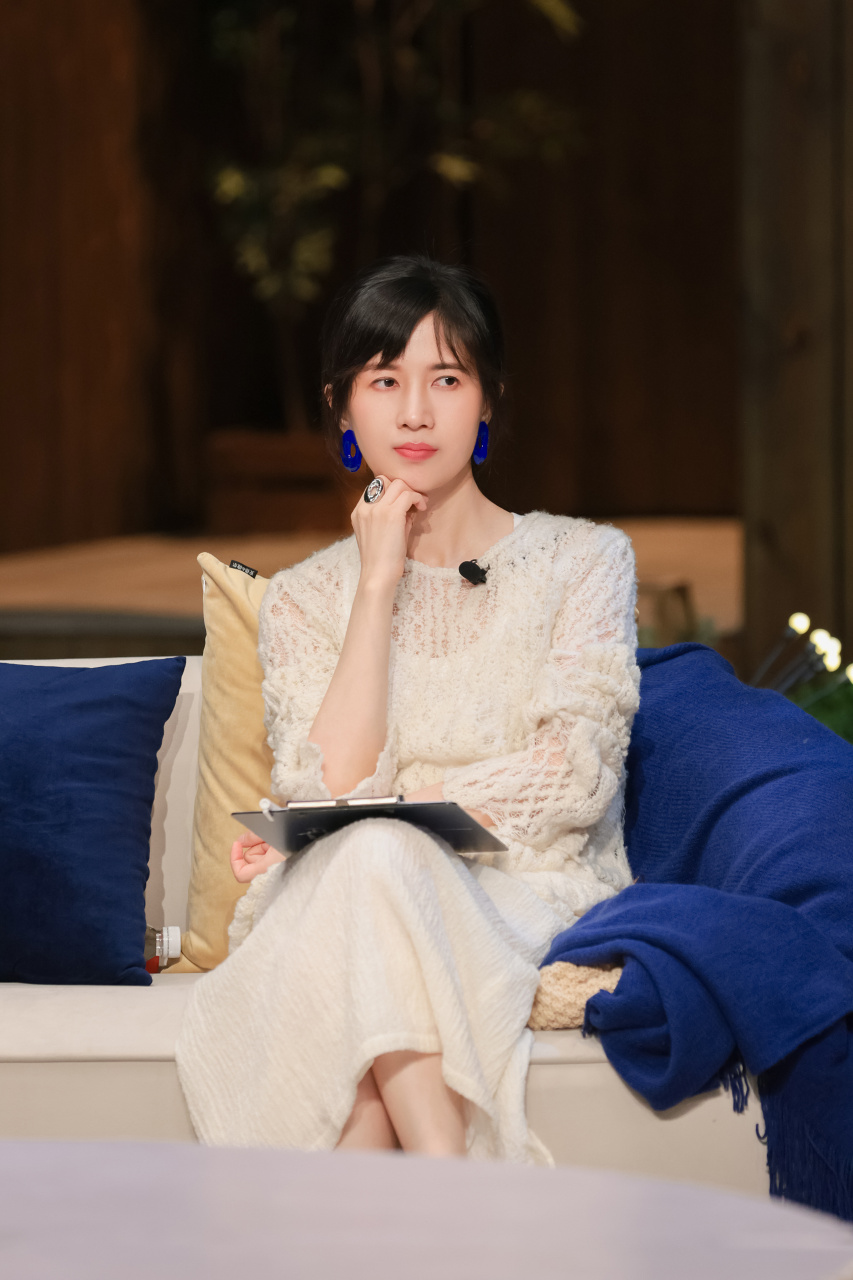 【#再见爱人# 高清剧照】认真思考情感问题的papi酱 ,看着夫妻团的