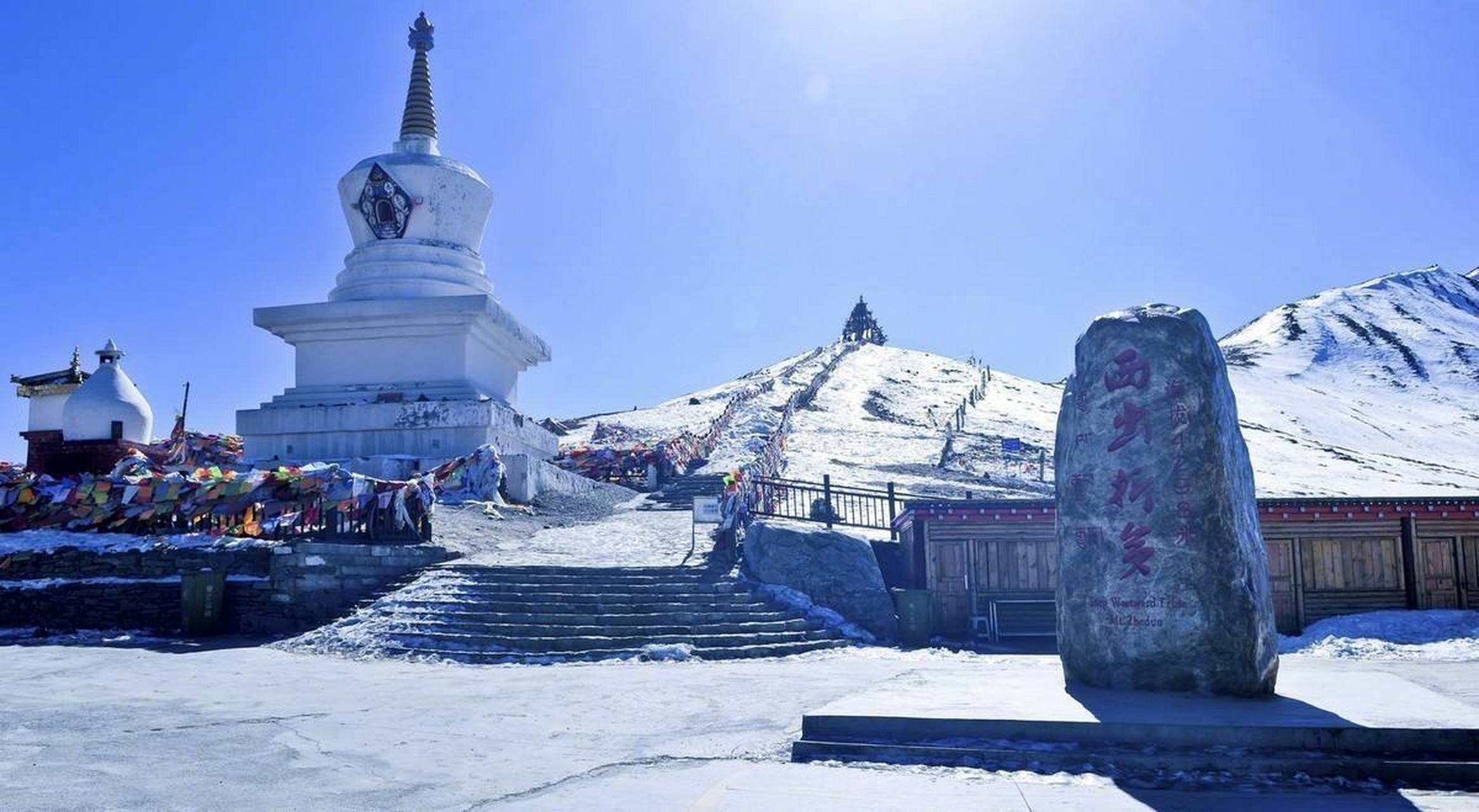 折多山被称为"康巴第一关",因自二郎山隧道贯通后,折多山便成了川藏线