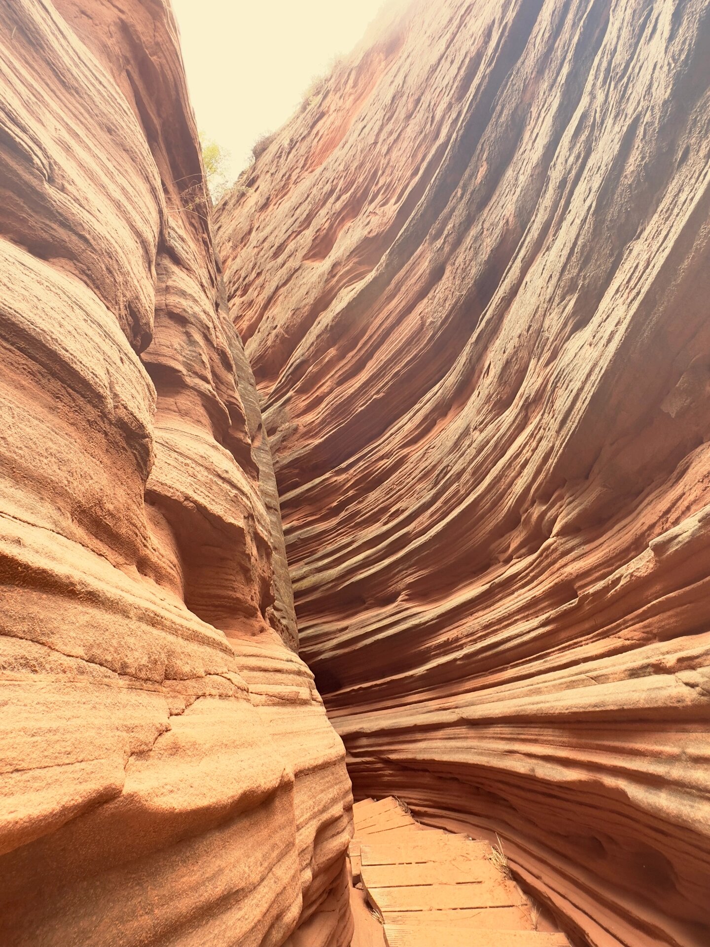 靖边波浪谷之一线天地心丹霞美景 美轮美奂,无可比拟的丹霞地貌:地心