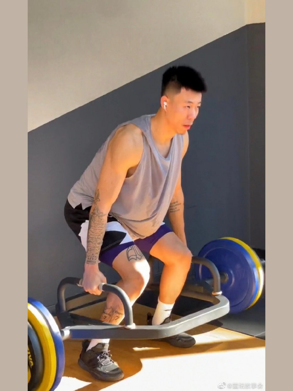 张镇麟右小腿新增纹身, 一个是国家队的7号球衣,另一个是辽宁队7号