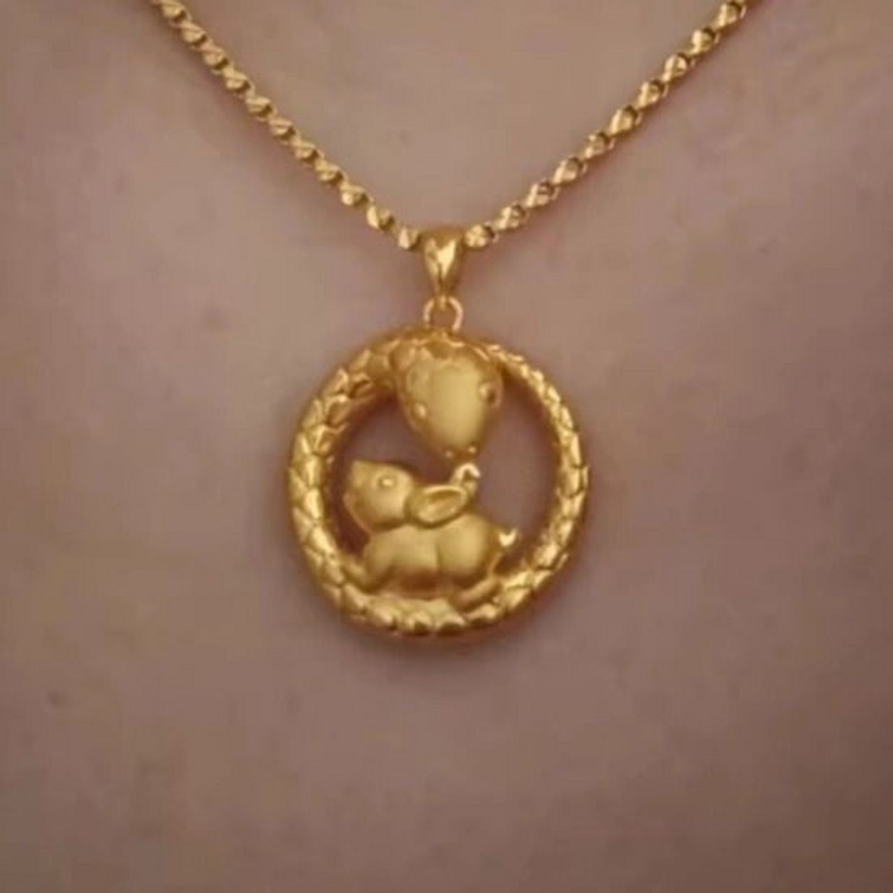 属蛇的人不能戴黄金吗女(属蛇的人不能戴黄金吗女生) 第1张