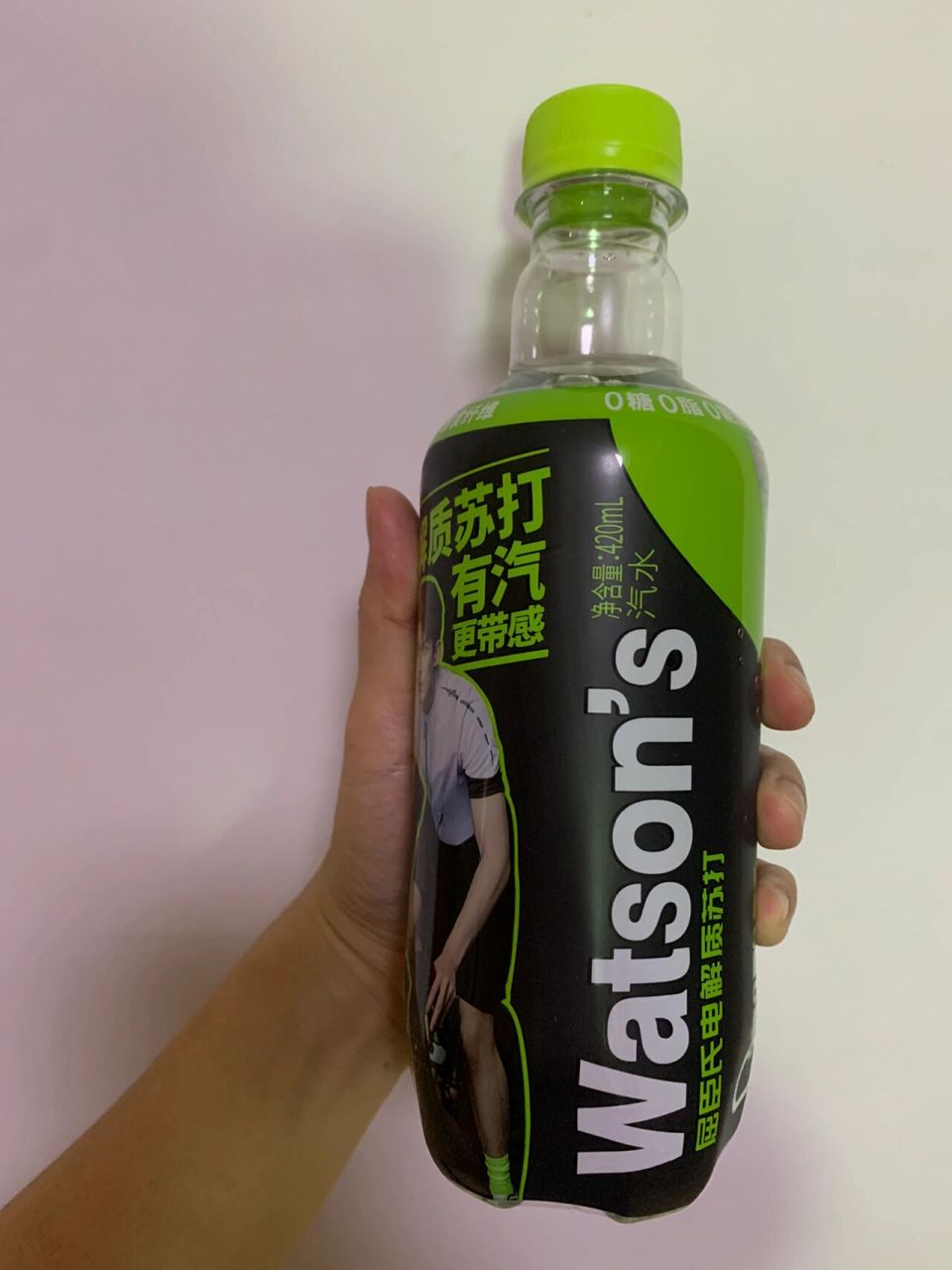 屈臣氏青提电解质苏打水运动饮料0糖还可以 还可以 虽然写着0糖 但能
