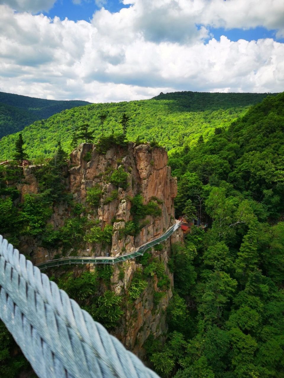 方正县鸳鸯峰 距离哈尔滨不到三百公里两峰之间由玻璃栈道相连空气