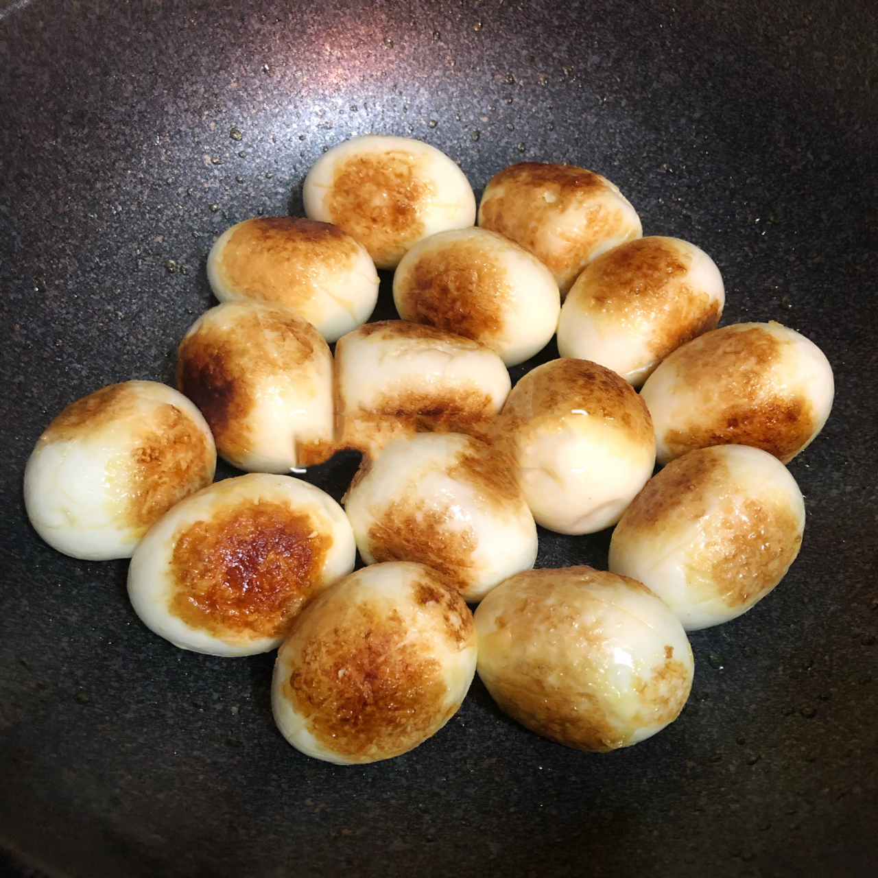 超级好吃的可乐虎皮鸡蛋 煮完鸡蛋.放凉水里扒开备用!(我是凉水下锅.