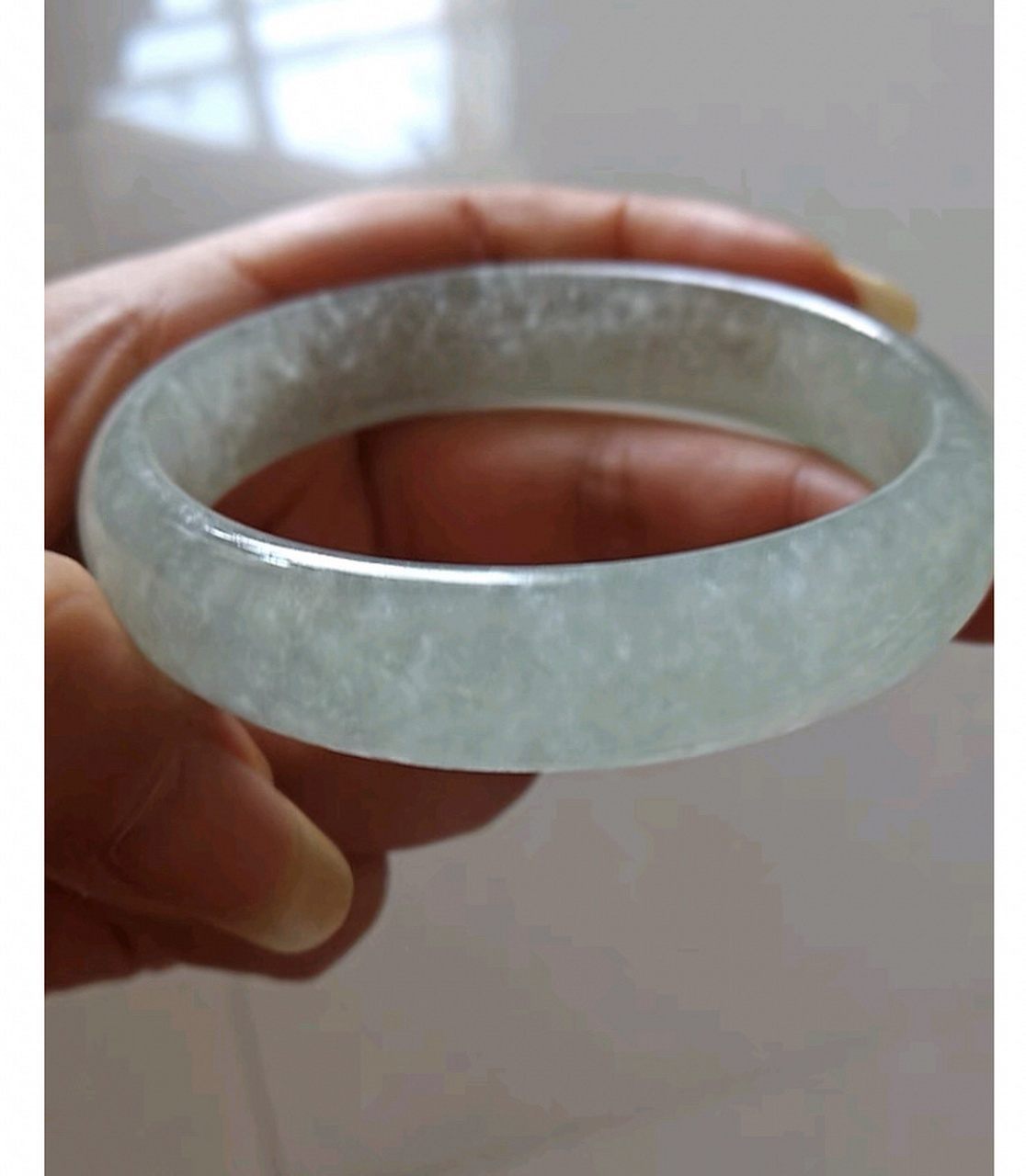 小白想问下这个是酸洗吗,翡翠手镯好多都有这种一粒粒的感觉.