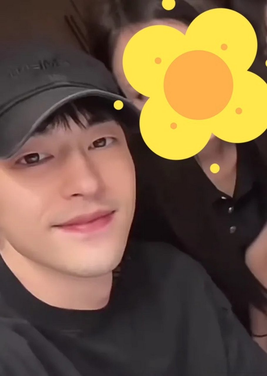 网友晒邓伦的合照,感觉还挺亲密的[并不简单][并不简单]