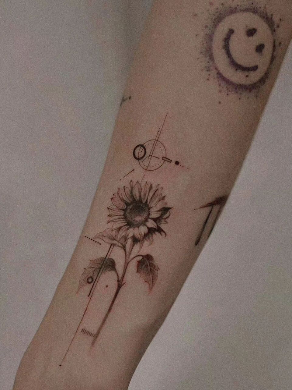 蔡依林胳膊上的纹身图片